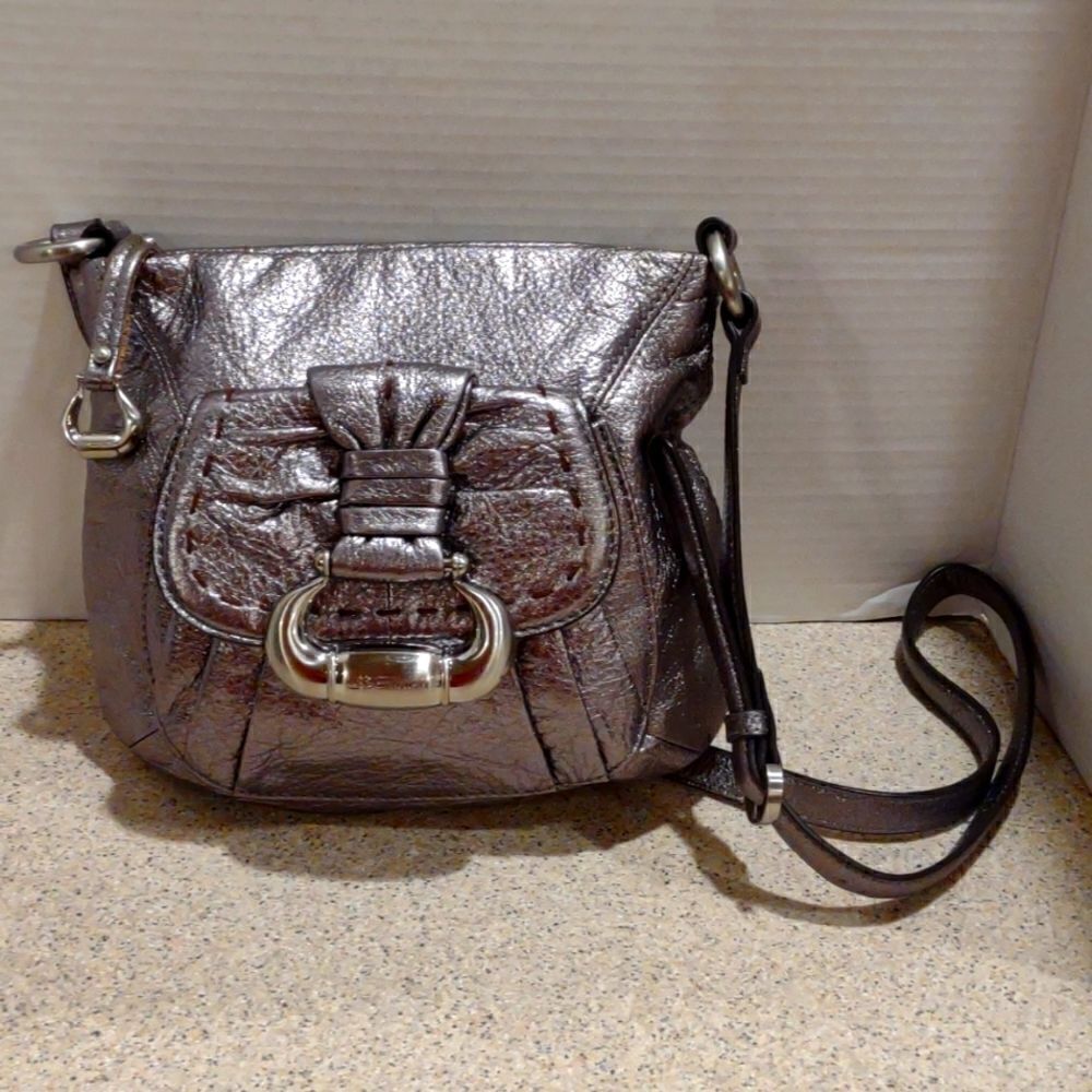 B Makowsky Silver Leather Purse Size Medium.   P2